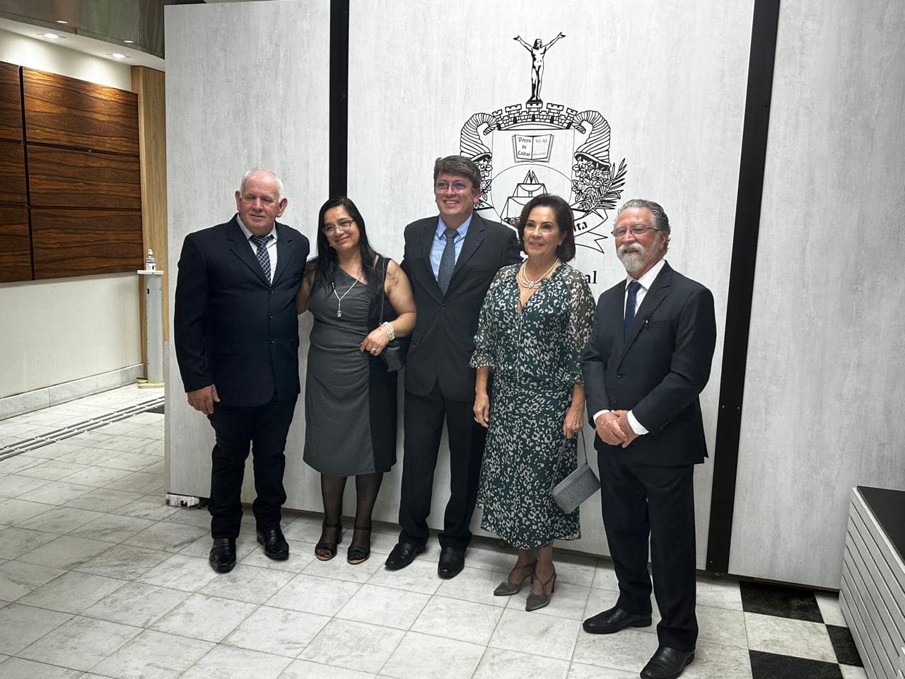 Flavinho entrega Título de Cidadania Poços-Caldense a Victor José Adissi e Antônio Carlos Molina