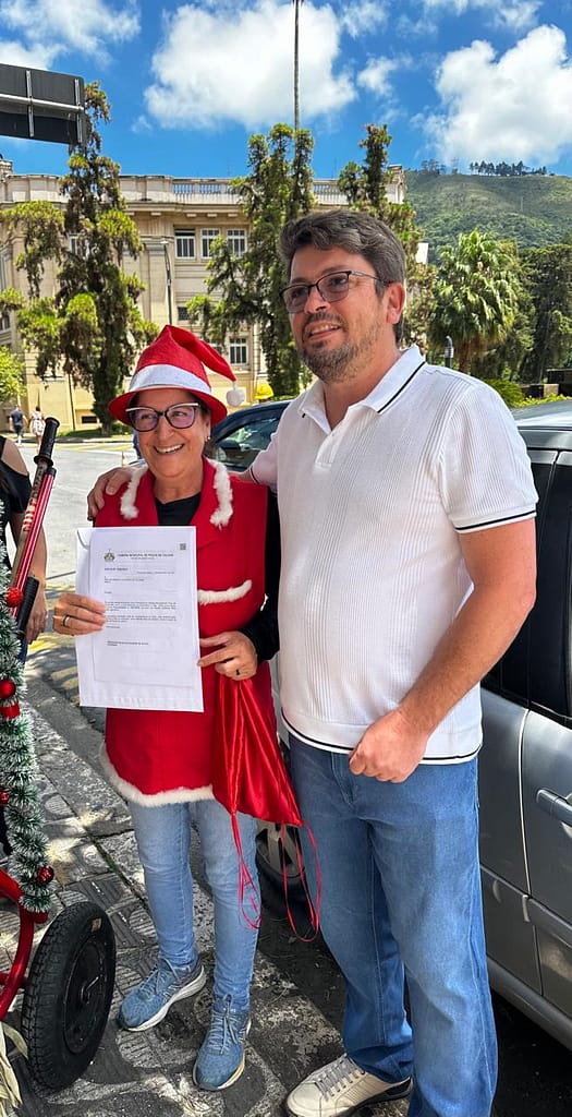 Flavinho presta homenagem à “Mamãe Noel da Limpeza”