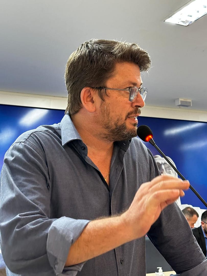 Flavinho questiona fila de espera para exames e atendimentos realizados no Alô Saúde