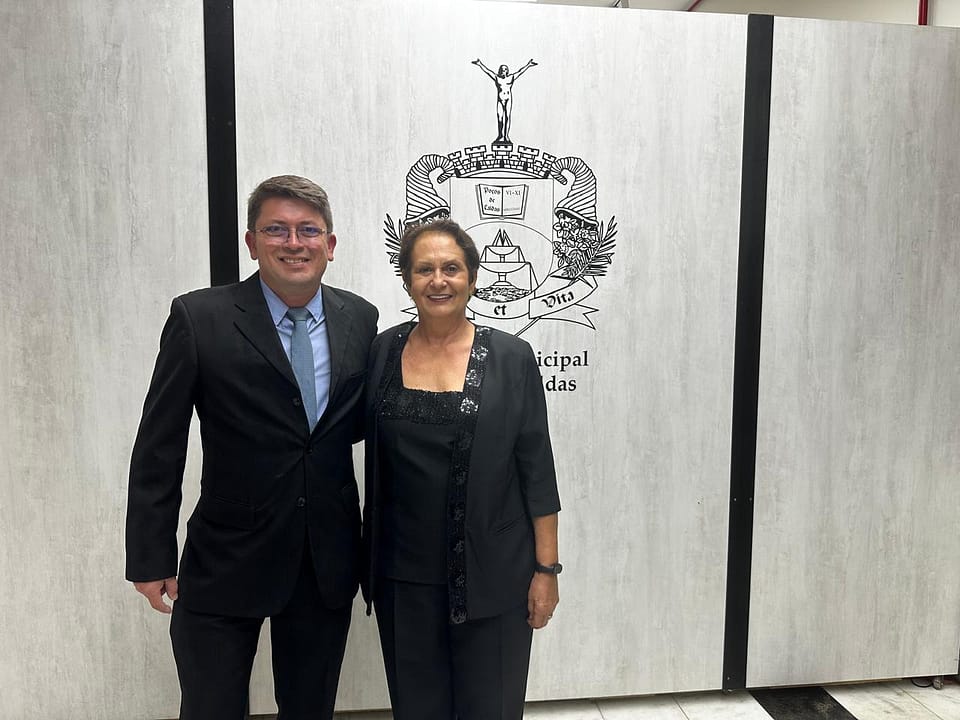 Flavinho homenageia Zezé Scassiotti com o Diploma Professor José Castro de Araújo
